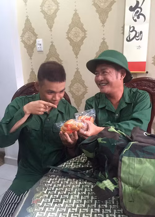 Trước quyết định tham gia tuyến đầu chống COVID-19 của Tấn Lợi, Tấn Beo và vợ ủng hộ. “Lợi cứng cỏi lắm, cao hơn cha rồi. Tôi đã động viên con mình hãy vững tin, dũng cảm. Cháu xin tham gia bảo vệ các khu vực cách ly là việc làm tình nguyện để chia sẻ với cộng đồng, xã hội”, danh hài nói.