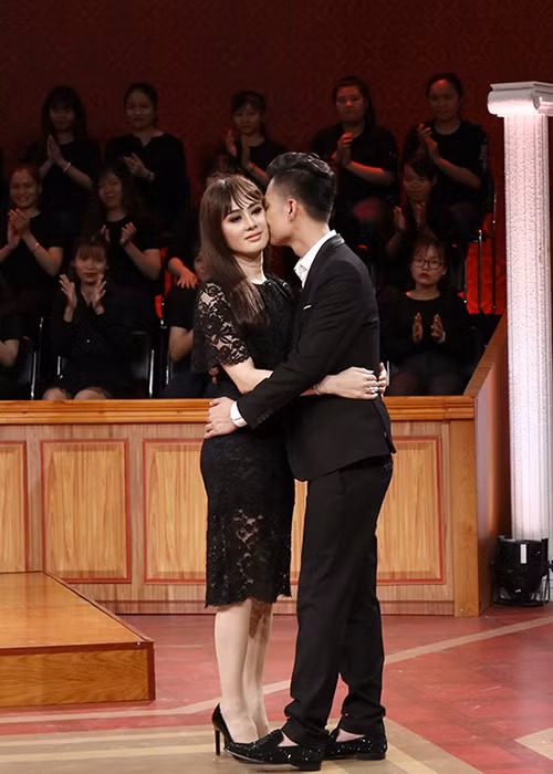 Với Phi Hùng, anh đặt sức khỏe vợ trên hết, không muốn 5-10 năm nữa Lâm Khánh Chi không nhận ra anh là ai. Ảnh: Vietnamnet