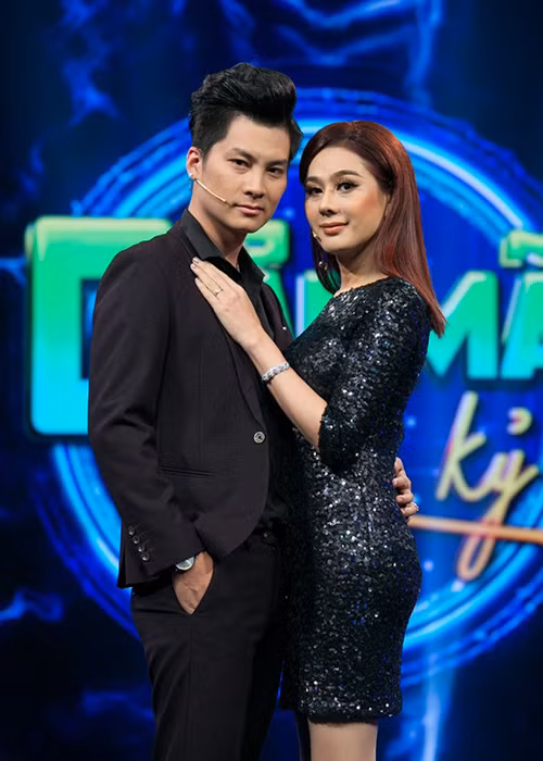 Trong một chương trình, Phi Hùng cho biết, vợ phải trải qua nhiều cuộc phẫu thuật, sức khỏe không còn như trước nên anh phải bắt cô ăn sáng, các bữa ăn khác phải giảm tinh bột.