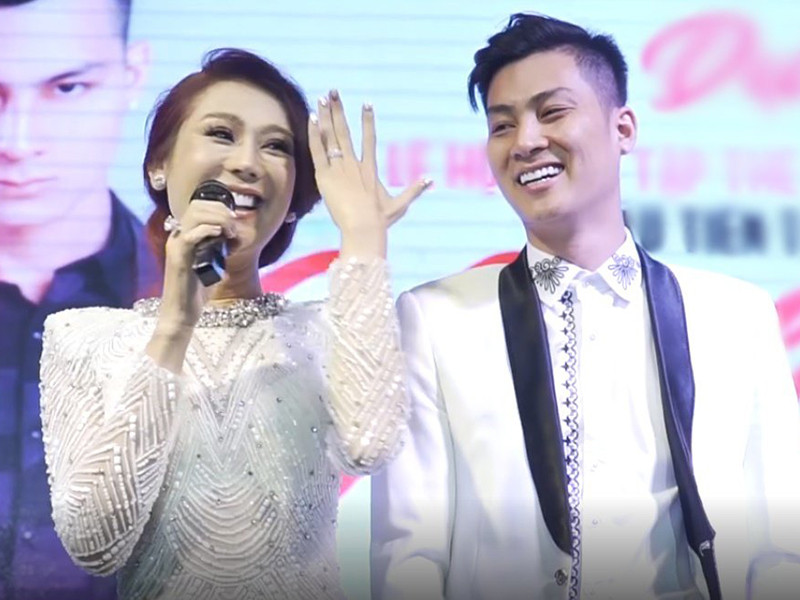  Ông xã của Lâm Khánh Chi nói rằng anh sẽ giữ lại cặp nhẫn giả làm kỷ niệm cho đến hết cuộc đời. Ảnh: Khám phá