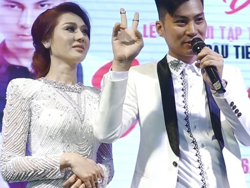 Phi Hùng sợ Lâm Khánh Chi thiệt thòi bởi cả hai đến với nhau khi điều kiện kinh tế còn khó khăn. Trong một lần đi Thái Lan, cả hai mua cặp nhẫn giả giá chỉ 200.000 đồng làm nhẫn cưới. Ảnh: Khám phá