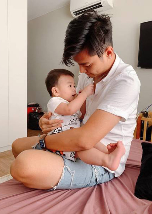 Ông xã của Lâm Khánh Chi tỏ ra là người khéo chăm con.