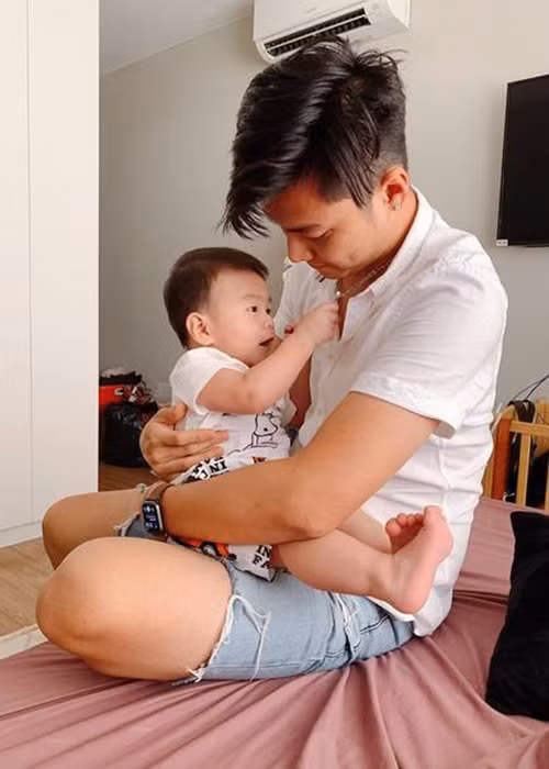 Ông xã của Lâm Khánh Chi tỏ ra là người khéo chăm con.