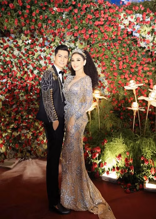 Nữ ca sĩ chuyển giới vừa về nhà bố mẹ đẻ sống trong khi ông xã của cô vẫn ở căn hộ cả hai chung sống.