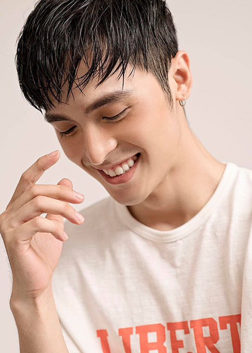 Nam diễn viên gây ấn tượng nhờ gương mặt điển trai với nụ cười tỏa nắng, đôi mắt hút hồn.