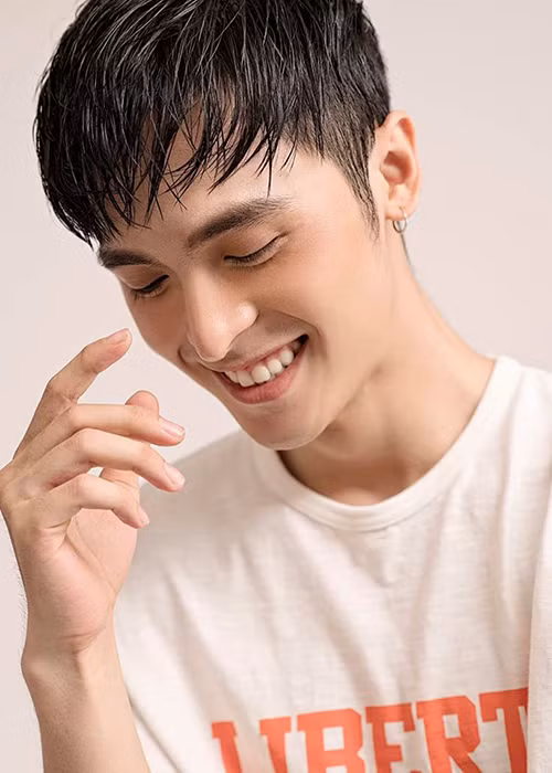 Nam diễn viên gây ấn tượng nhờ gương mặt điển trai với nụ cười tỏa nắng, đôi mắt hút hồn.