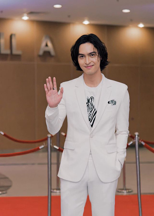 "Ai ngờ, một ngày nào đó sự yêu thích với công việc diễn viên còn lớn hơn cả với âm nhạc, thứ mà ban đầu tôi vốn dĩ định đeo đuổi", Công Dương chia sẻ trên Zing.