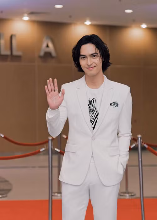 "Ai ngờ, một ngày nào đó sự yêu thích với công việc diễn viên còn lớn hơn cả với âm nhạc, thứ mà ban đầu tôi vốn dĩ định đeo đuổi", Công Dương chia sẻ trên Zing.