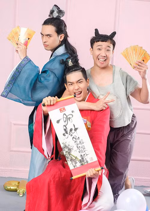 Công Dương không phải là gương mặt quá xa lạ với khán giả. Anh từng tham gia các dự án phim điện ảnh, truyền hình, phim chiếu mạng.