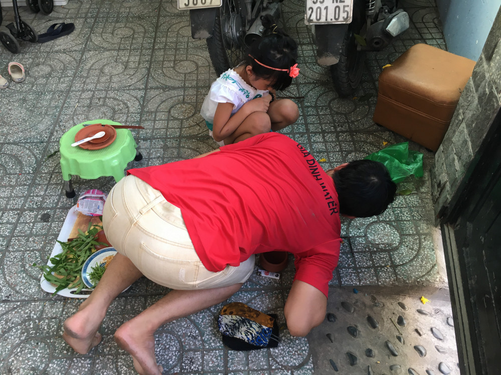 O nha cach ly xa hoi, cau Ut 32 tuoi choi do hang nhu con nit-Hinh-5