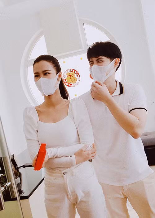 Trên trang cá nhân, cặp đôi thường xuyên dành cho nhau những lời có cánh.