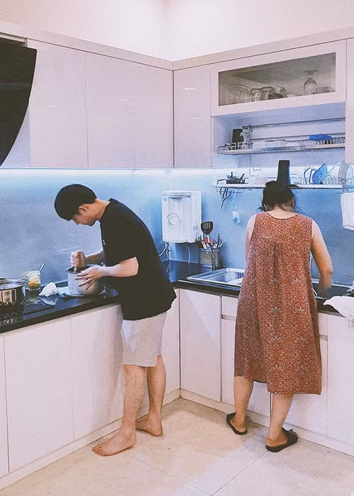 Đông Nhi từng hạnh phúc khoe hình ảnh ông xã và mẹ đẻ cùng chuẩn bị bữa tối.