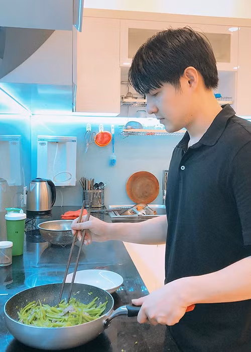 Ông Cao Thắng không ngại san sẻ việc nhà với Đông Nhi. Anh sẵn sàng đi vứt rác, vào bếp nấu nướng.