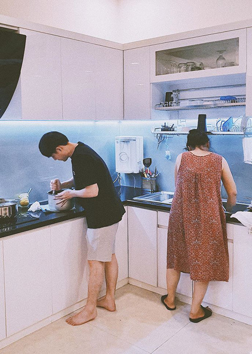 Đông Nhi từng hạnh phúc khoe hình ảnh ông xã và mẹ đẻ cùng chuẩn bị bữa tối.