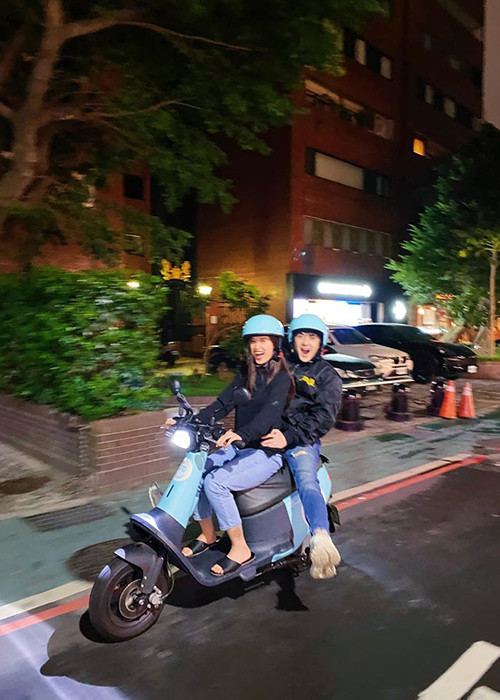 Cặp đôi khiến fan ghen tỵ khi đèo nhau tình cảm trên xe máy.