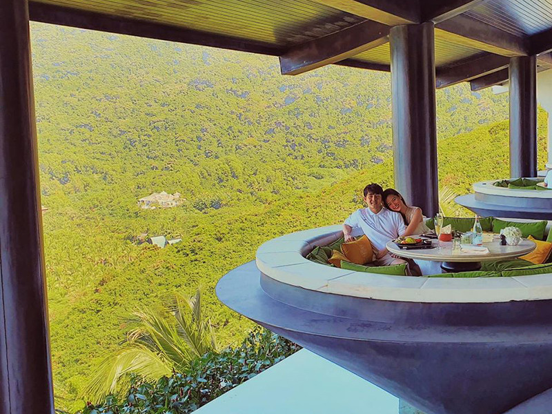 Hình ảnh cặp đôi tận hưởng tuần trăng mật ngọt ngào sau đám cưới.