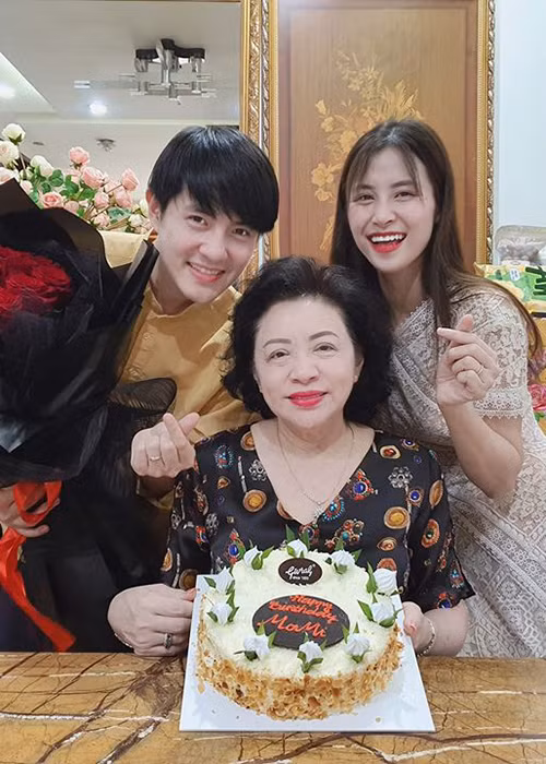 Mối quan hệ giữa Đông Nhi với gia đình chồng vẫn tốt đẹp. Gần đây, cô khoe ảnh mừng sinh nhật mẹ chồng.