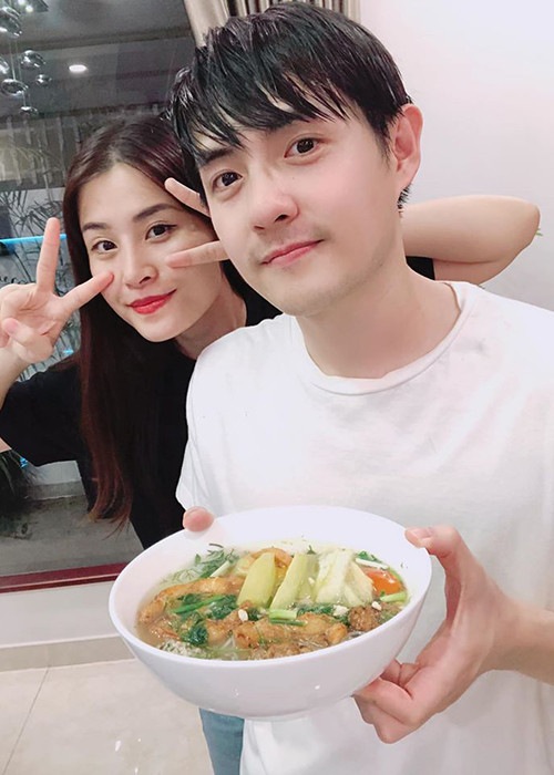 Nữ ca sĩ thường xuyên vào bếp nấu ăn cho chồng. Gần đây, cô trổ tài làm phở bò, bún cá, làm bánh.