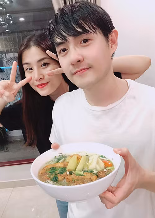 Nữ ca sĩ thường xuyên vào bếp nấu ăn cho chồng. Gần đây, cô trổ tài làm phở bò, bún cá, làm bánh.