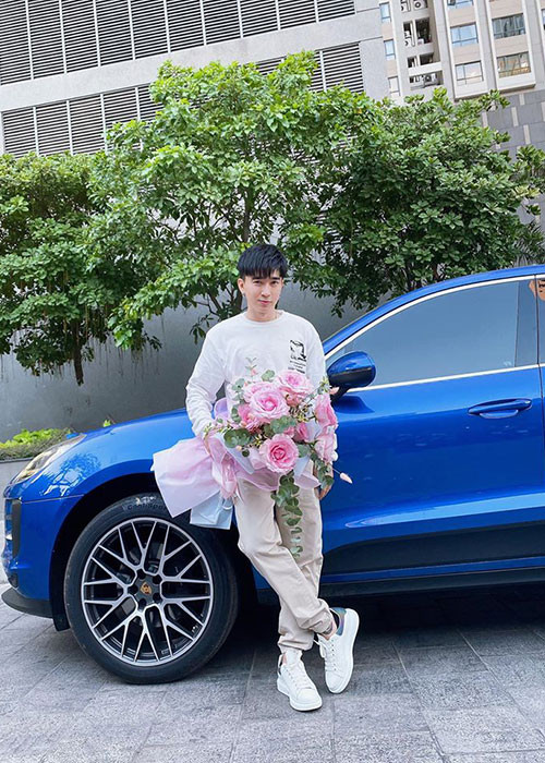 Chi Dân đã đăng tải hình ảnh ôm bó hoa hồng, bảnh bao trong bộ trang phục tông trắng đứng bên chiếc xế hộp. Ảnh: Dân Việt