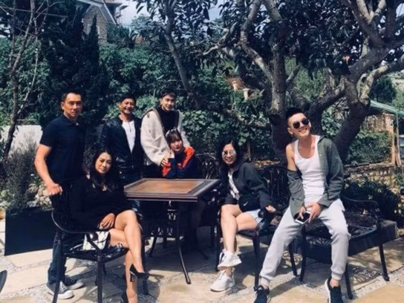 Ninh Dương Lan Ngọc tựa hẳn người về phía Chi Dân khi nghỉ dưỡng bên bạn bè.