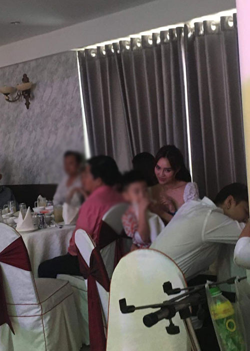 Một cư dân mạng khẳng định Chi Dân hộ tống bạn gái tin đồn đi dự tiệc đồng thời chia sẻ hình ảnh nam ca sĩ đang gục trên bàn. Ảnh: Vietnamnet