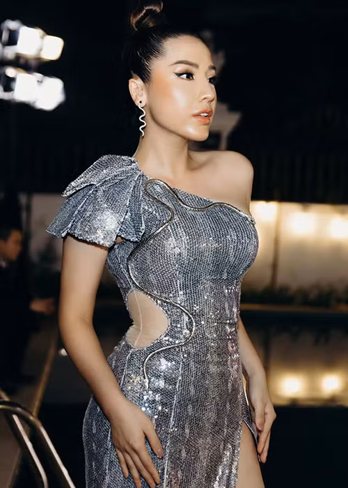 Tuy nhiên, theo chị gái của Hoa hậu Đại dương Đặng Thu Thảo, Khánh Phương sau đó hủy thỏa thuận và hứa trả góp mỗi tháng 10 triệu. Thế nhưng, chỉ được 4 tháng, Á hậu Khánh Phương không trả nữa vì vậy Thùy Trang đăng đàn tố.