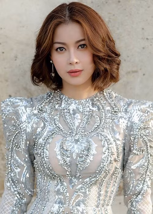 Gần đây, nữ ca sĩ Pha Lê liên tục đăng status chỉ đích danh Hoa hậu Hải Dương quỵt tiền, lừa đảo đến hàng trăm tỷ. Theo Pha Lê, cô cũng là nạn nhân khi cho Hải Dương vay mượn số tiền lên tới 2 tỷ đồng.