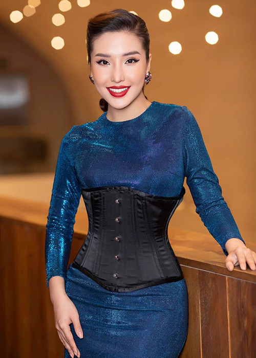 Giống Thái Hà, Á hậu Khánh Phương cũng từng gặp rắc rối về vấn đề tiền nong. Cụ thể, tháng 1/2019, Thùy Trang - chị gái của Hoa hậu Đại dương Đặng Thu Thảo cho biết, năm 2016, Khánh Phương vay 300 triệu và thỏa thuận sẽ làm việc cho Thùy Trang để trả nợ.