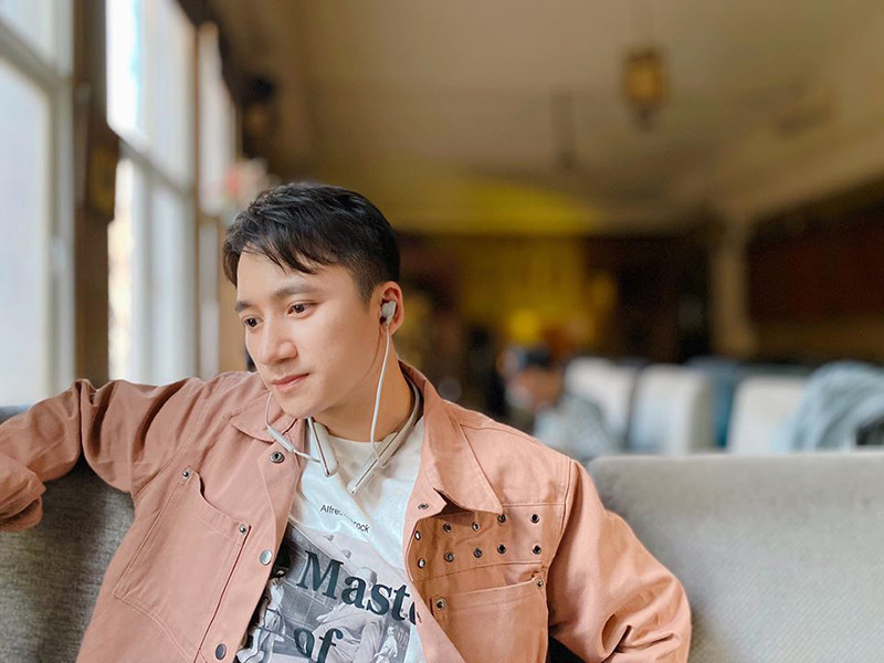 Ca sĩ Phan Mạnh Quỳnh cũng gặp rắc rối về vấn đề tiền bạc khi tháng 8/2019, một tài khoản Facebook tố nam ca sĩ quỵt tiền, vô ơn. Theo người bóc phốt, Phan Mạnh Quỳnh đã vay người này một khoản tiền khi mới vào nghề nhưng mãi không chịu trả.