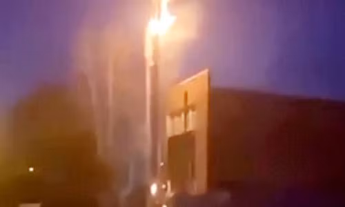 Nghi gieo rac COVID-19, nguoi dan thieu rui tru phat song 5G