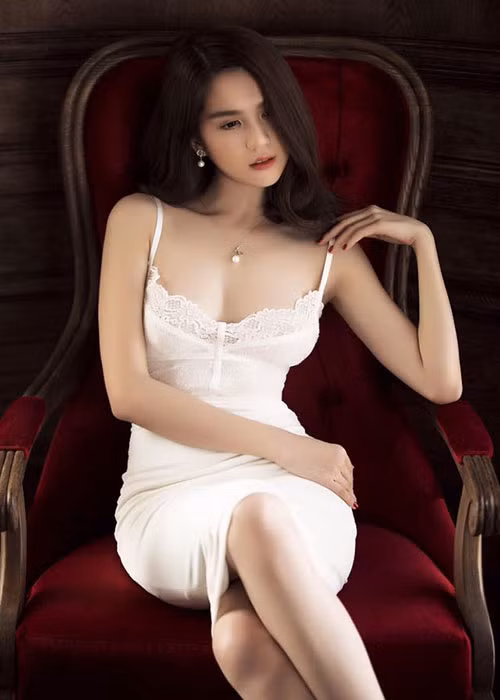 Nếu như trước đây Ngọc Trinh ghi điểm hoàn toàn trong mắt fan khi diện đồ gợi cảm thì nay, cô khiến người hâm mộ lo lắng vì vẻ gầy gò.