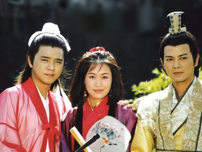 Trái với La Chí Tường, Lương Tiểu Băng tạm rời làng giải trí để chăm lo cho tổ ấm sau khi bộ phim “Lương Sơn Bá - Chúc Anh Đài” kết thúc. Cô kết hôn với Trần Gia Huy - diễn viên vai đóng Mã Văn Tài trong “Lương Sơn Bá - Chúc Anh Đài”. Trước đó, cả hai yêu nhau khi đóng phim "Huynh đệ" năm 1992.