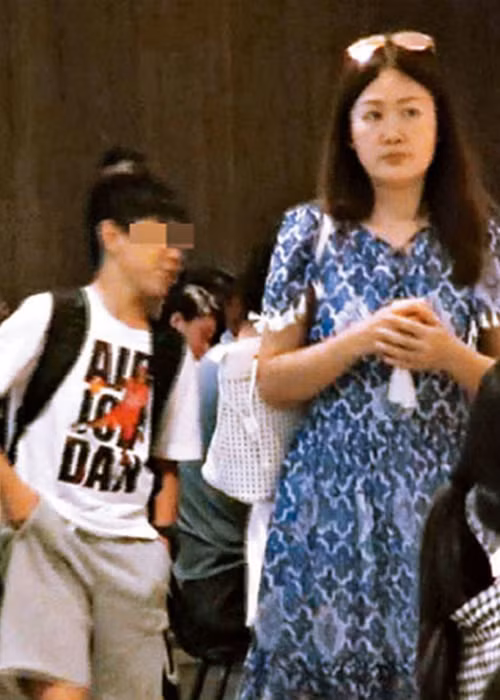 Nhan sắc của Lương Tiểu Băng xuống cấp trầm trọng có lẽ vì cuộc sống khó khăn. Để tiết kiệm, cô ít đến spa, không có nhiều túi xách, quần áo hàng hiệu.