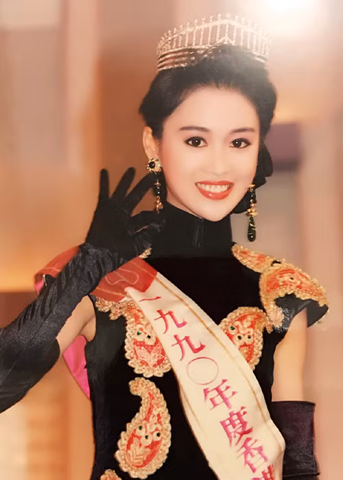 Lương Tiểu Băng từng đoạt danh hiệu á hậu 2 Hoa hậu Hong Kong 1990. Những năm 2000, cô được mệnh danh là đệ nhất mỹ nhân cổ trang.