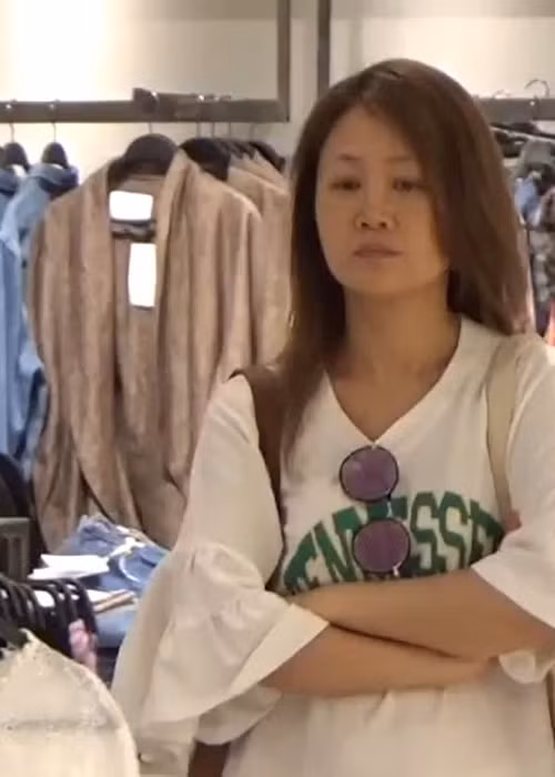 Tuy nhiên, trong những năm trở lại đây, Lương Tiểu Băng nhiều lần bị ghi lại khoảnh khắc ăn mặc xuề xòa, gương mặt già nua.