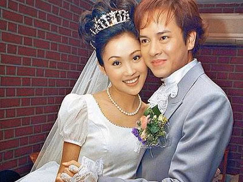 Đầu năm 2012, tin đồn Lương Tiểu Băng phản bội chồng, qua lại với một sao nam trẻ tuổi của TVB gây xôn xao dư luận. Tuy nhiên, Trần Gia Huy lên tiếng bảo vệ Lương Tiểu Băng vì anh dành sự tin tưởng tuyệt đối cho vợ. Sau đó, ồn ào lắng xuống.