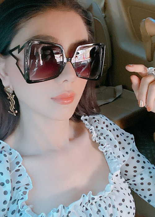 Ngoài cắt mí mắt, nữ ca sĩ còn giảm cân để tự tin xuất hiện trong trang phục gợi cảm.