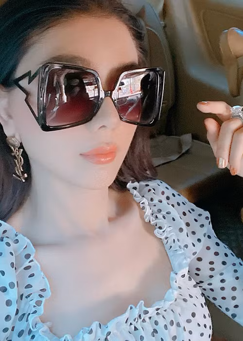 Ngoài cắt mí mắt, nữ ca sĩ còn giảm cân để tự tin xuất hiện trong trang phục gợi cảm.