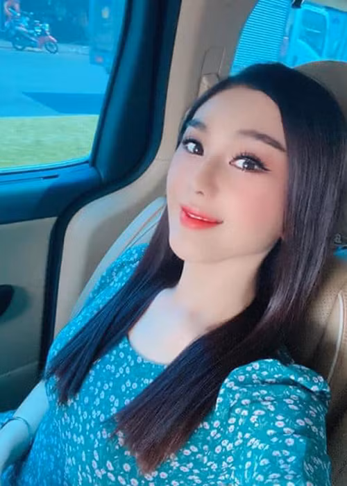 Nhan sắc dao kéo của Lâm Khánh Chi liên tục bị chê đơ như tượng sáp.