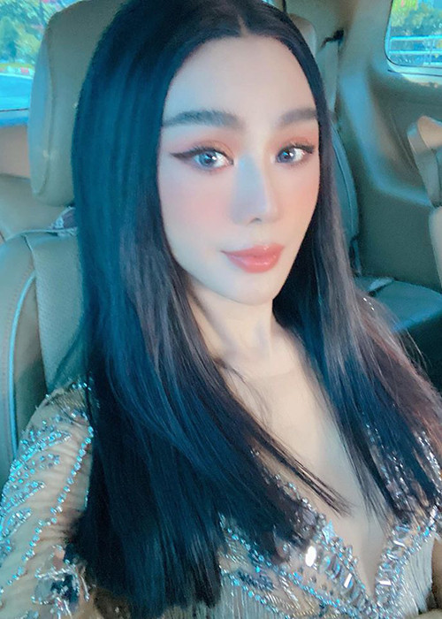 Gương mặt của nữ ca sĩ bớt sưng và tự nhiên hơn nhưng mí mắt khá to và đôi lông mày xếch khiến diện mạo của cô có phần lạ lẫm.