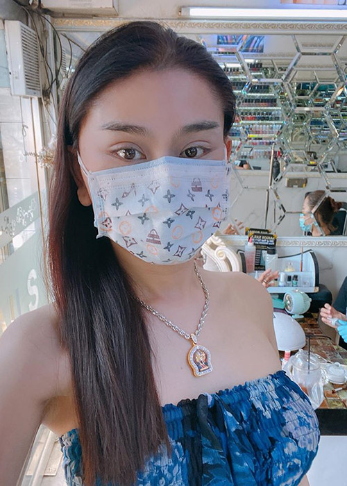 Nữ ca sĩ chuyển giới cho biết, cô chỉ nhấn mí chứ không đụng chạm các phần khác.