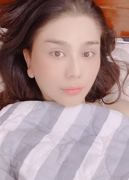 Nữ ca sĩ tự tin với làn da không trang điểm nhưng trông vẫn mịn màng của mình.