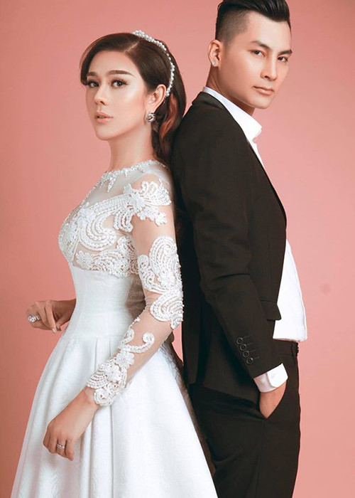 "Tôi và anh Hùng tạm thời không sống chung nữa. Anh Hùng vẫn ở lại nhà cũ của chúng tôi để trông coi shop thời trang, mỹ phẩm", cô nói.