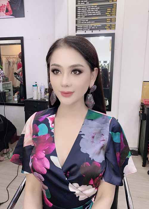 Sức khỏe của Lâm Khánh Chi yếu nên cô phải truyền nước.