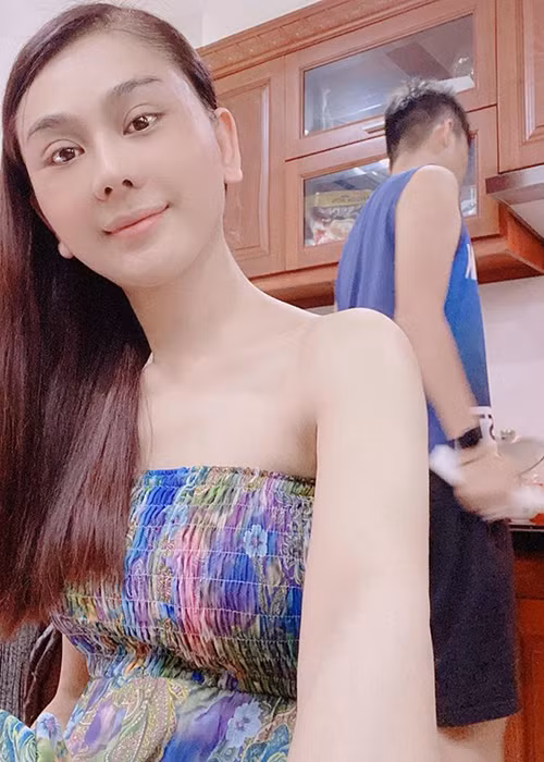 Gần đây, Lâm Khánh Chi thường xuyên khoe mặt mộc.