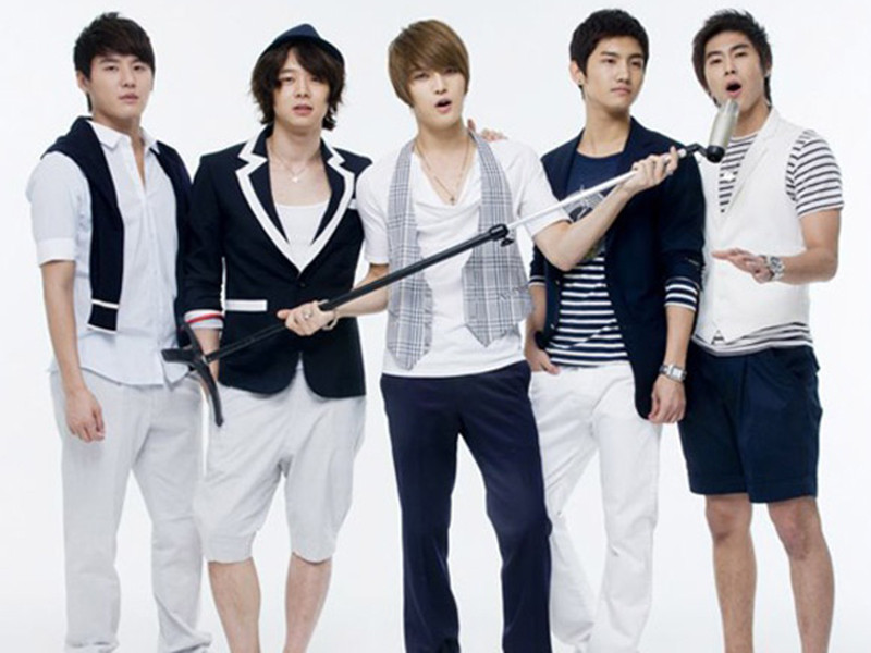 Năm 2001, anh tham gia thử giọng tại SM Entertainment và trở thành thực tập sinh vì xuất sắc đứng nhất hạng mục hát của cuộc thi.