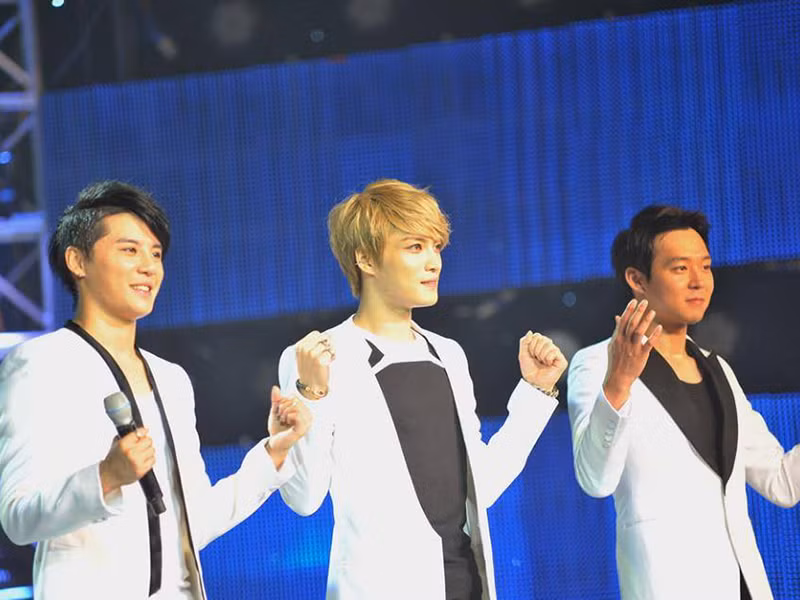 Năm 2009, Kim Jae Joong gây ồn ào khi cùng hai thành viên khác của TVXQ là Yoochun và Junsu kiện công ty quản lý để rời nhóm vì cho rằng bị bóc lột sức lao động.