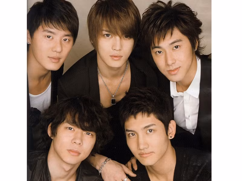 Năm 2003, Jae Joong ra mắt cùng nhóm nhạc TVXQ hay còn gọi là DBSK. Trong nhóm, anh có nghệ danh là Hero.