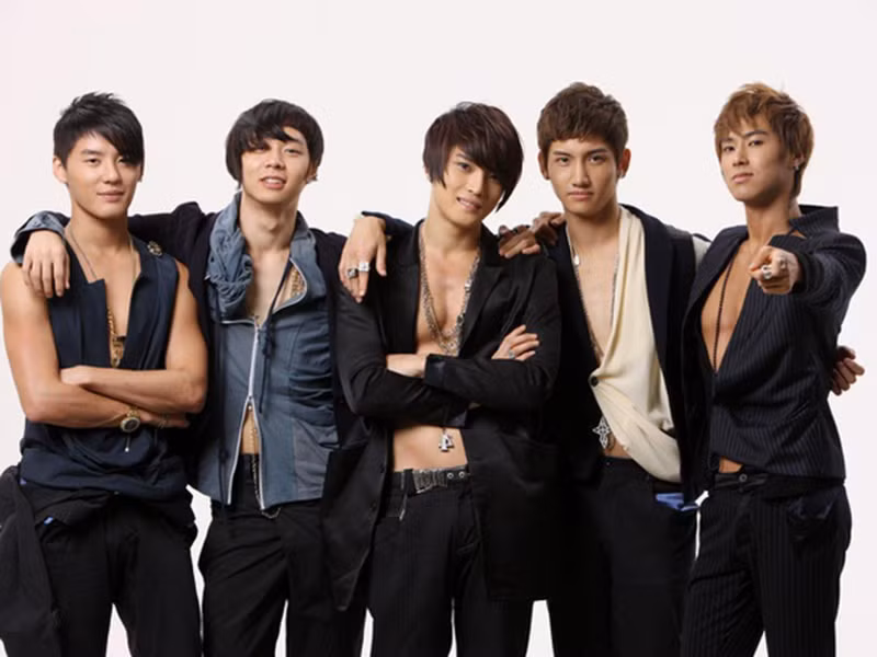 Theo Vietnamnet, nam ca sĩ sinh năm 1986, có tên thật là Han Jaejoon. Sinh ra trong một gia đình nghèo, Jae Joong được một cặp vợ chồng nhận nuôi và đổi thành Kim từ năm 4 tuổi. Jae Joong sống trong gia đình có 9 người con và anh là chàng trai duy nhất.